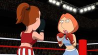 Family Guy – Lois' (r.) Gegnerin hat nichts zu lachen!