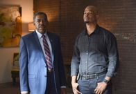 Lethal Weapon – Bekommt mit Secret Service-Agent Peterson (Ernie Hudson, l.) ein weiteres Ego neben Riggs zur Seite gestellt: Murtaugh (Damon Wayans, r.) ...