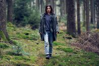 neoriginal: Unbroken – Im Wald eskaliert die Situation und Alex (Aylin Tezel) flieht. Sie ist nun völlig auf sich allein gestellt.