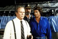 Ein Engel auf Erden – Cassidy (Ned Beatty, l.) und Joey haben dank Mark (Victor French, M.) und Jonathan (Michael Landon, r.) Freundschaft geschlossen.