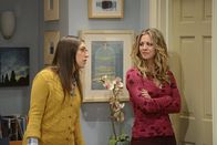 The Big Bang Theory – Die Vorbereitungen für die Hochzeit von Bernadette und Howard sind im vollen Gange: Penny (Kaley Cuoco, r.) und Amy (Mayim Bialik, l.) ...