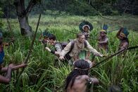 Die versunkene Stadt Z – Jack Fawcett (Tom Holland, l.); Percy Fawcett (Charlie Hunnam, r.)