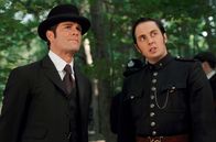 Murdoch Mysteries – v.l.: Detective Murdoch (Yannick Bisson) und Constable George Crabtree (Jonny Harrus)