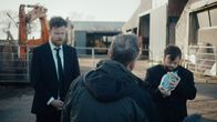An Irish Goodbye – An Irish Goodbye Trauernde Brüder: Seamus O’Hara als Turlough, Paddy Jenkins als Pater O’Shea, James Martin als Lorcan Copyright: SRF/NITV