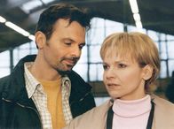 In aller Freundschaft – Obwohl Kathrin (Andrea Kathrin Loewig) noch nicht über Florian hinweg ist, stürzt sie sich in ein neues Abenteuer mit Carsten Sandlass (Zsolt Bacs).