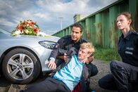 Notruf Hafenkante – Auf der Suche nach dem vermissten Onkel der Braut finden Tarik (Serhat Cokgezen, l.) und Kim (Carolyn Genzkow, r.) Theo Metzner (Eric Bouwer, M.) verletzt vor der Hochzeitslimousine.
