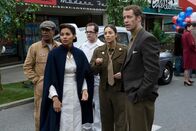 EUReKA - Die geheime Stadt – In Eureka soll der Gründertag gefeiert werden. Doch plötzlich finden sich Jack (Colin Ferguson, r.), Allison (Salli Richardson-Whitfield, 2.v.l.), Jo (Erica Cerra, 2.v.r.), Henry (Joe Morton, l.) und Fargo (Neil Grayston, M.) im Jahre 1947 wieder ...