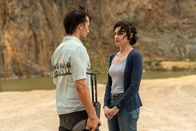 Trackers - Rote Spur – Lucas (Ed Stoppard) bereitet Milla (Rolanda Marais) mit einem Schießtraining auf die gefährlichen Ereignisse der nächsten Stunden vor.
