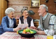 Sturm der Liebe – ARD STURM DER LIEBE FOLGE 1304 Uhr im ERSTEN. Käthe (Luise Deschauer, l.) überrascht Hildegard (Antje Hagen, M.) und Alfons (Sepp Schauer, r.) mit Eigeninitiative.