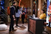 The Great Indoors – Jack Gordon (Joel McHale, l.); Esther (Deborah Baker jr., r.)