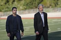 Navy CIS – Nick Torres (Wilmer Valderrama, l.); Alden Parker (Gary Cole, r.)