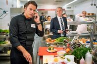 Meine Mutter will ein Enkelkind – Rufus (Stephan Luca) erfährt beim Kongress der Chefköche auf Madeira von seiner Tochter.