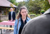 Sturm der Liebe – v.r.) getrennt und Alfons (Sepp Schauer, h.l.) tröstet sie.