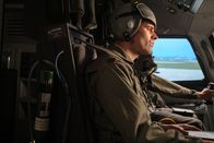 Mayday - Alarm im Cockpit – REENACTMENT - Im Cockpit eines B-2-Bombers der USAF überwacht Captain Justin Grieve (gespielt von Brendan Rowland) den Flugcomputer, während Pilot Major Ryan Link (gespielt von Jamie Champagne) das Flugzeug zur Startbahn rollt. (Cineflix 2021/Darren Goldstein)
