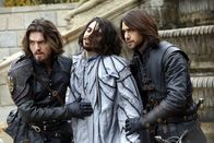 Die Musketiere – (v.l.n.r.) Athos (Tom Burke); König Ludwig XIII. (Ryan Gage); D'Artagnan (Luke Pasqualino)
