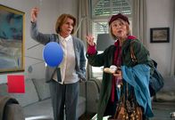 Almuth und Rita – Almuth (Senta Berger) ist nicht davon begeistert, dass Rita (Cornelia Froboess, re.) in ihr Leben platzt.
