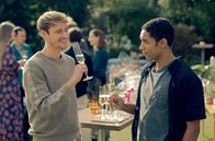All You Need – Robbie (Frédéric Brossier, li.) und Vince (Benito Bause, re.) auf der Party.