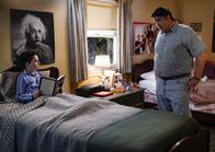 Young Sheldon – Sheldon Cooper (Iain Armitage, l.); George Cooper sen. (Lance Barber, r.)