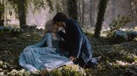Mozart/Mozart – Marie Antoinette (Verena Altenberger) und Wolfgang Amadeus Mozart (Eren M. Güvercin) küssen sich im Wald.