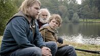 Rhabarber Rhabarber – Ernste Gespräche zwischen Vater (Korneel Evers), Sohn (Thor Braun) und Großvater (Guus Dam) am See.