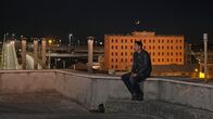 Standing Tall – Valerio (Alessandro Gassmann) wohnt vorübergehend bei seinem Bruder und seiner Schwägerin und zieht sich manchmal aufs Hausdach zurück.