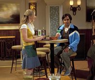 The Big Bang Theory – Bernadette Rostenkowski (Melissa Rauch, l.); Rajesh Koothrappali (Kunal Nayyar, r.)