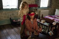 Conjuring - Die Heimsuchung – L-R: April (Kyla Deaver) und Carolyn Perron (Lili Taylor)
