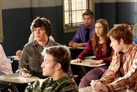 The Middle – Axl (Charlie McDermott, Mitte l.) ist entsetzt, als er herausfindet, dass Sue (Eden Sher, Mitte r.) denselben Lebenskunde-Kurs besucht, wie er. Doch das ist nicht alles: Er und Sue sollen auch noch gemeinsam an einem Projekt arbeiten. Kann das gut gehen?; Axl (Charlie McDermott, Mitte l.) ist entsetzt, als er herausfindet, dass Sue (Eden Sher, Mitte r.) denselben Lebenskunde-Kurs besucht, wie er. Doch das ist nicht alles: Er und Sue sollen auch noch gemeinsam an einem Projekt arbeiten. Kann das gut gehen?