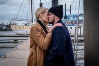 Notruf Hafenkante – Ist Kris‘ (Marc Barthel) Urteilungsvermögen beeinträchtigt, durch seine Gefühle zu seiner Ex-Freundin Lena (Anna Hofbauer)?