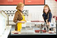 Hacks – Bei der Eröffnung einer neuen Pizza-Filiale spitzen sich die Ereignisse zu: Ava (Hannah Einbinder, r.) warnt Deborah (Jean Smart, l.) eindringlich vor einem peinlichen PR-Desaster, doch sie lässt sich nicht beirren. Der Konflikt zwischen den beiden eskaliert – doch wer behält am Ende die Oberhand?