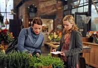 Rote Rosen – ARD ROTE ROSEN FOLGE 1026 Uhr im ERSTEN. Carla (Maria Fuchs, l.) ist gegenüber Caroline (Birgit Würz, r.) zuversichtlich, dass sie ihre Aufgabe als Küchenchefin meistern wird.