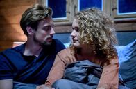 Sturm der Liebe – Hannes (Pablo Konrad, l.) und Maja (Christina Arends, r.) müssen gezwungener Weise, die Nacht in der Romantikhütte verbringen.