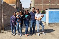 SRF bi de Lüt – Die Familie Bernales: Flor, Mael, Angie, Nancy, Carlos, Miriam und Yosias im Slum vor dem Projekthaus in Ventanilla Peru