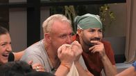 Promi Big Brother – Rainer weint bei der Videobostchaft seiner Kinder.