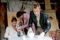 Die Rosenheim-Cops – Pathologin Dr. Ursula Kern (Maren Schumacher, m.) unteruscht die ermordete Magda Blaicher (Alexandra Rankovic), während Polizist Michi Mohr (Max Müller) etwas Ungewöhnliches am Tatort auffällt.