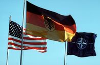 Inside NATO – Seit 44 Jahren ist die Bundesrepublik Mitglied der NATO und damit militärisch mit den USA verbündet.