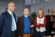 Die Rosenheim-Cops – Im Kommissariat gerät Autor Thilo Wannek (Konstantin Moreth, M.) gegenüber Achtziger (Alexander Duda, l.) und Marie (Karin Thaler, r.) in Erklärungsnot.