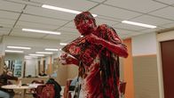 Cryptid – Niklas (Julius Fleischanderl) musste gerade mit ansehen, wie sein Freund vor ihm explodiert ist.