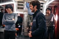 neoriginal: Survivors – Nino (Luca Castellano, l.), Luca (Lino Guanciale, M.) und Lorenzo (Giacomo Giorgio, r.) sind begeistert von dem großen Segelschiff, mit dem sie in See gestochen sind.