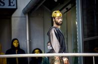 One Lane Bridge – Orlando (Arlo Green, re.) protestiert mit den anderen Aktivisten vor dem Gericht, das über das umstrittene Bauprojekt entscheidet.