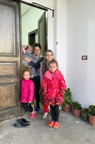Re: – Emirjeta Uka und ihre Töchter: Seit 2017 hat sie noch zwei weitere geboren.
