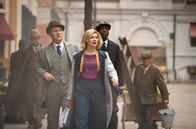 Doctor Who – v.l.n.r.: Graham (Bradley Walsh), The Doctor (Jodie Whittaker) und Ryan (Tosin Cole)