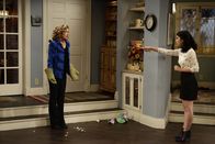 Last Man Standing – Vanessa (Nancy Travis, l.); Mandy (Molly Ephraim, r.)