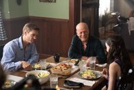 Survive the Night – Chad Michael Murray als Rich (l.), Bruce Willis als Frank (m.)