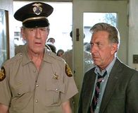 Quincy – Quincy (Jack Klugman, r.) und Polizeichef Frank Ollano (John Anderson) sind zum Tatort geeilt.