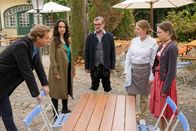 Der Alte – Markus Kolbe (Christian Kerepeszki, M.), Marie Kolbe (Katja Studt, 2.v.r.) und Finja Kolbe (Lea Reihl, r.) halten vor Caspar Bergmann (Thomas Heinze, l.) und Annabell Lorenz (Stephanie Stumph, 2.v.l.) fest zusammen.