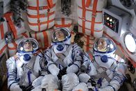 The Big Bang Theory – Ein ganz besonderes Abenteuer beginnt: Dimitri (Pasha D. Lychnikoff, M.), Mike Massimino (Mike Massimino, r.) und Howard (Simon Helberg, l.) ...