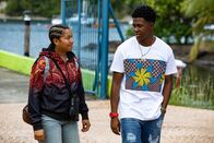 Death in Paradise – Layla Carpenter (Ruby-May Martinwood) - eine alte Freundin von Marlon (Tahj Miles) - ist die einzige Zeugin des schrecklichen Mordes. Während Marlon nach Antworten sucht, kommen Erinnerungen an sein altes Leben hoch.