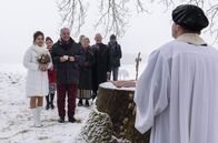 Sturm der Liebe – v.l.) endlich von Pfarrer Rimpel (Christian Buse, r.) getraut.