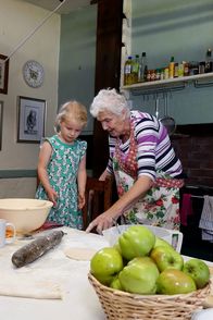 Zu Tisch ... – Großmutter Marian Harrison erklärt ihrer Enkelin April, wie sie ihren Apfelkuchen zubereitet.